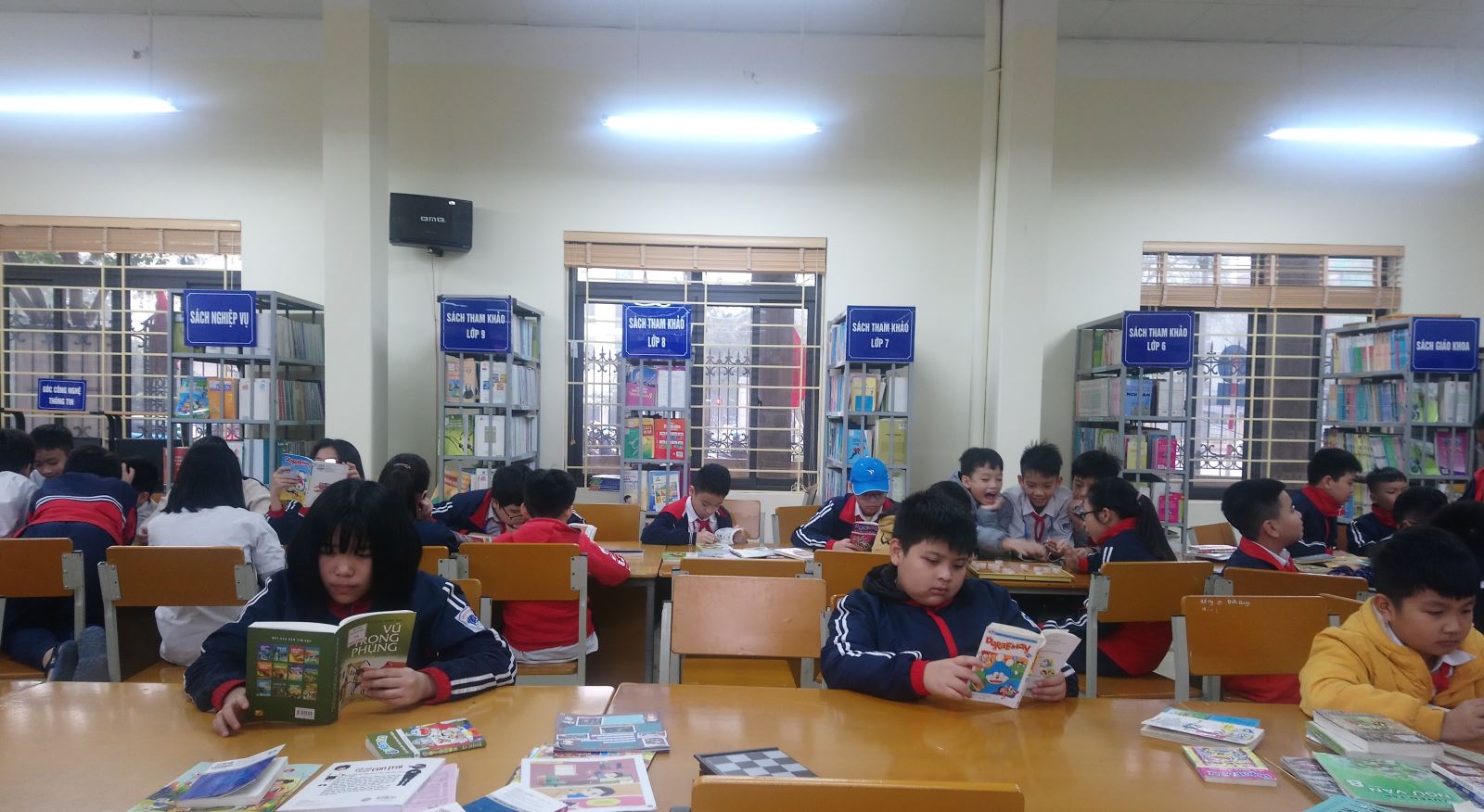Thư viện trường học là một trong những bộ phận hỗ trợ công tác giáo dục bậc phổ thông. Với đối tượng phục vụ là bạn đọc nhỏ tuổi, hoạt động thư viện phải vừa tuân thủ theo những quy định của Bộ Giáo dục và Đào tạo về Thư viện trường học, vừa đáp ứng được nhu cầu và phù hợp với tâm sinh lý của học sinh. Vai trò của thư viện trường học ngày càng được khẳng định trong sự nghiệp giáo dục đào tạo ở nước ta: “Thư viện góp phần nâng cao chất lượng giảng dạy của giáo viên, bồi dưỡng kiến thức cơ bản về khoa học thư viện và xây dựng thói quen tự học, tự nghiên cứu cho học sinh, tạo cơ sở từng bước thay đổi phương pháp dạy và học, đồng thời thư viện tham gia tích cực vào việc bồi dưỡng tư tưởng chính trị xây dựng nếp sống văn hóa mới cho các thành viên của nhà trường” (1). 