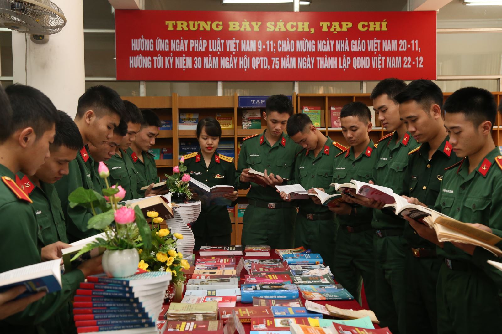 Một số nhân tố tác động đến văn hóa pháp luật của sĩ quan trẻ ngành Hậu cần Quân đội 