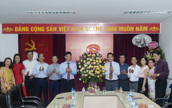 Thứ trưởng Lê Quang Tùng thăm và chúc mừng Tạp chí Văn hóa Nghệ thuật nhân ngày 21-6