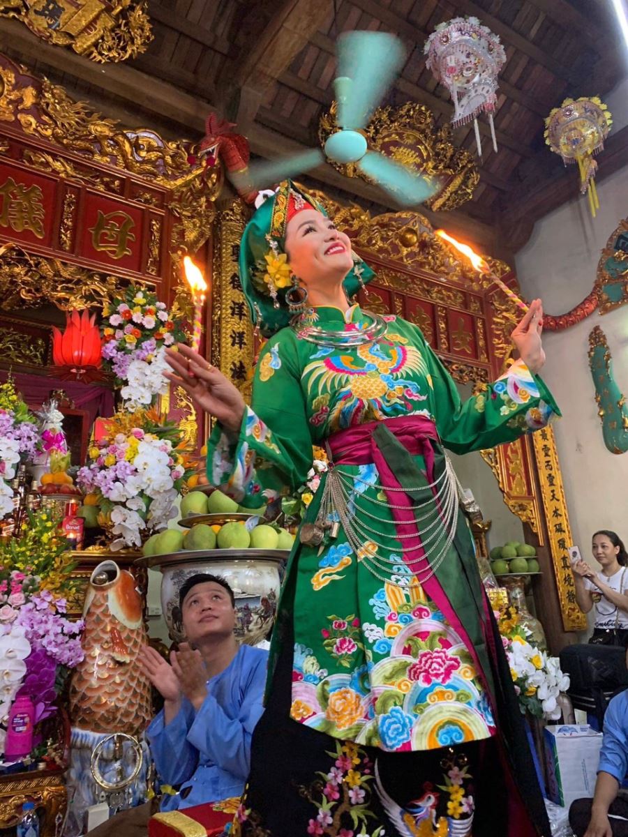 Mối quan hệ giữa âm nhạc và múa trong nghi lễ lên đồng