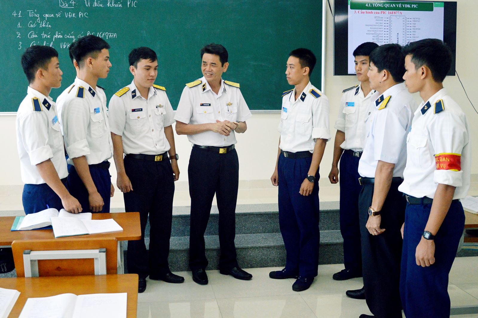 Nêu gương đao đức của đội ngũ nhà giáo ở các nhà trường quân đội hiện nay