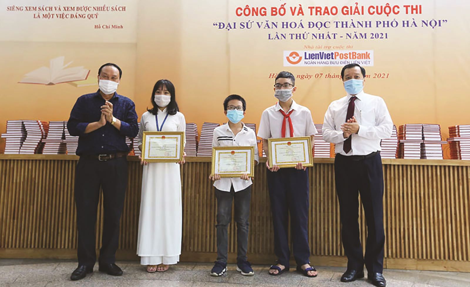 TP. HÀ NỘI: Trưng bày sách, báo kỷ niệm 67 năm Ngày giải phóng Thủ đô và trao giải cuộc thi Đại sứ văn hóa đọc