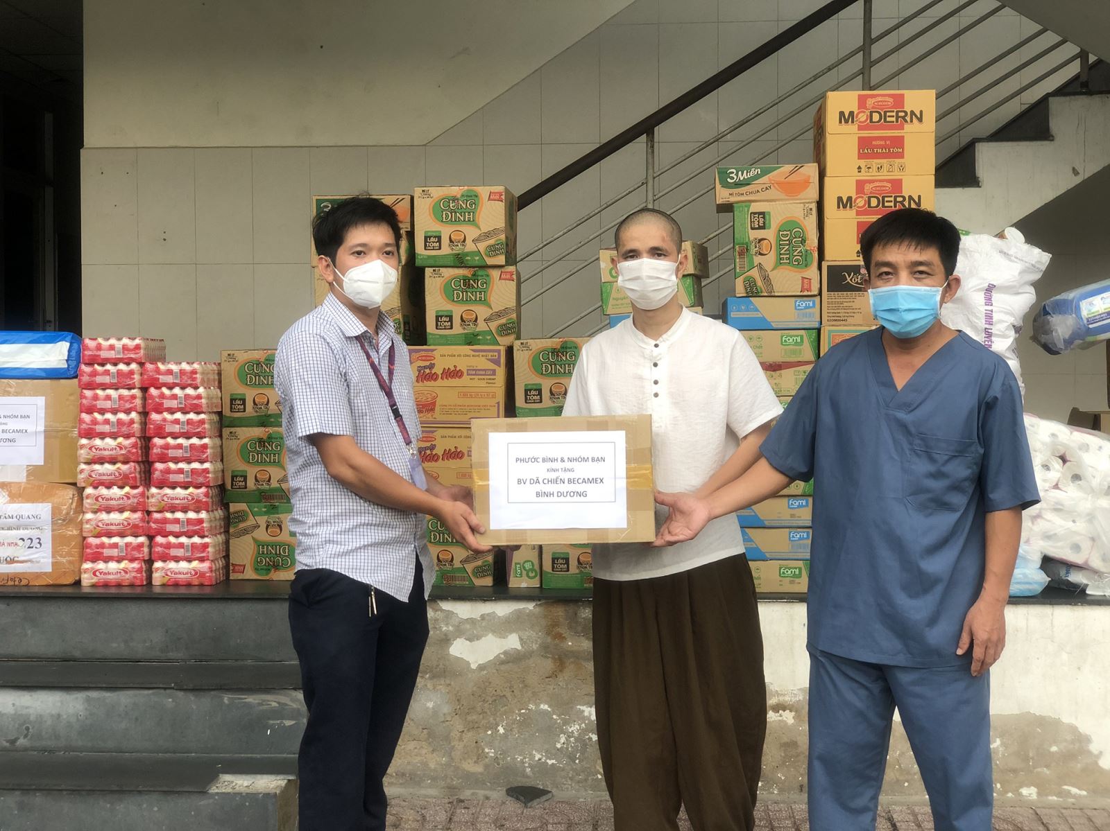 THỪA THIÊN HUẾ: Đoàn công tác y tế tại tỉnh Bình Dương quyên góp thuốc và các nhu yếu phẩm phục vụ công tác phòng chống dịch