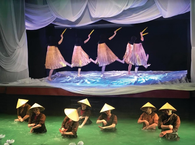 Thêm một lối ra cho sân khấu
