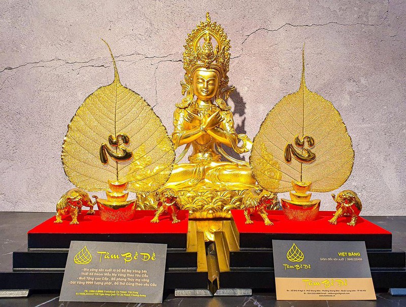 Nghệ nhân Nguyễn Đức Bằng thổi hồn vào lá bồ đề mạ vàng
