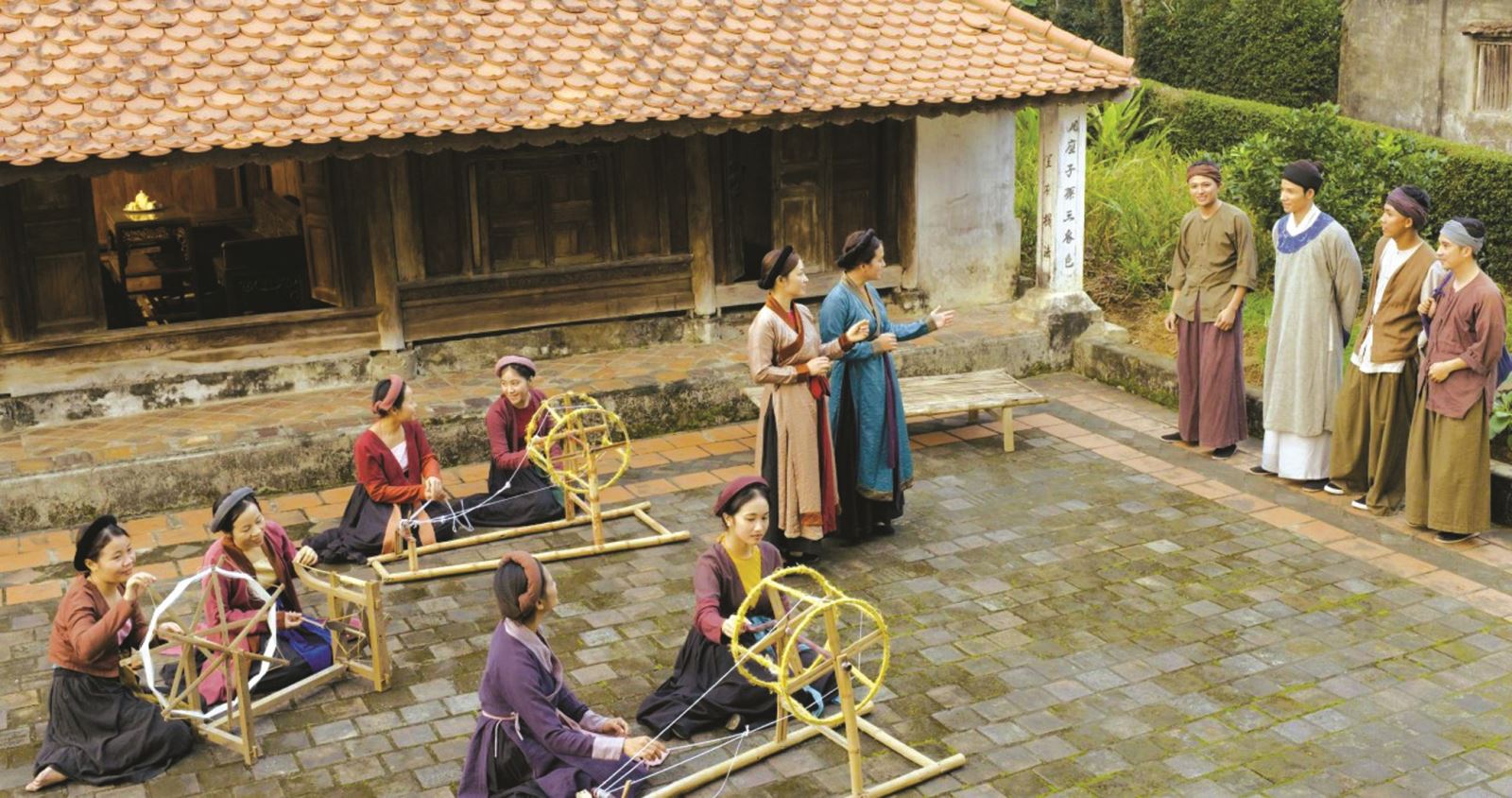Ngày xuân kể chuyện nam nữ thời xưa hát đối đáp