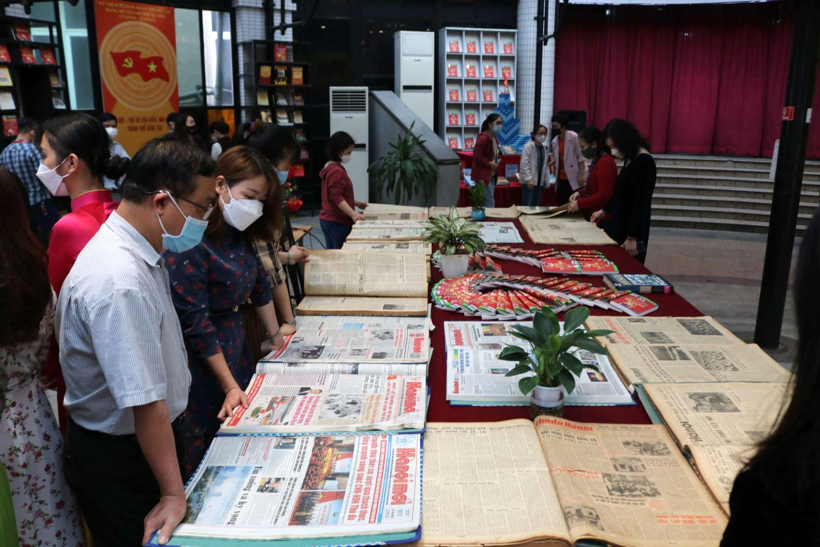 Hà Nội: Trưng bày sách, báo kỷ niệm 92 năm ngày thành lập Đảng bộ thành phố và 110 năm ngày sinh đồng chí Lê Văn Lương