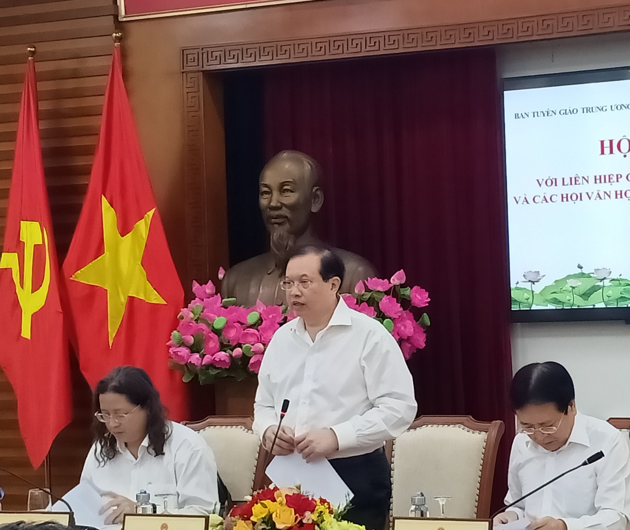 Bàn nhiều biện pháp tháo gỡ khó khăn cho các Hội VHNT 