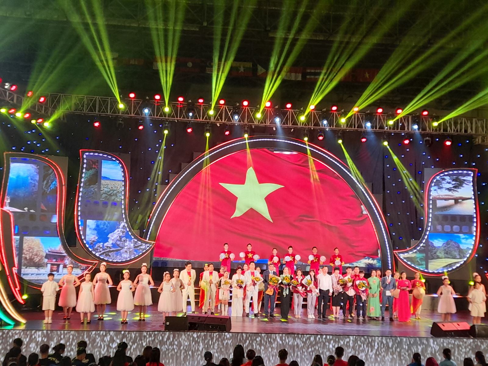 Tối ngày 24-5, tại Cung Thể thao Quần ngựa Hà Nội, chương trình giao lưu nghệ thuật “Ga la chào mừng thành công SEA Games 31” nhằm tri ân những nỗ lực của các nhà tổ chức và sự cố gắng quên mình của các huấn luyện viên, vận động viên. Chương trình do UBND TP Hà Nội chỉ đạo, Đài PT-TH Hà Nội thực hiện và được phát sóng trực tiếp trên kênh H1, H2. 