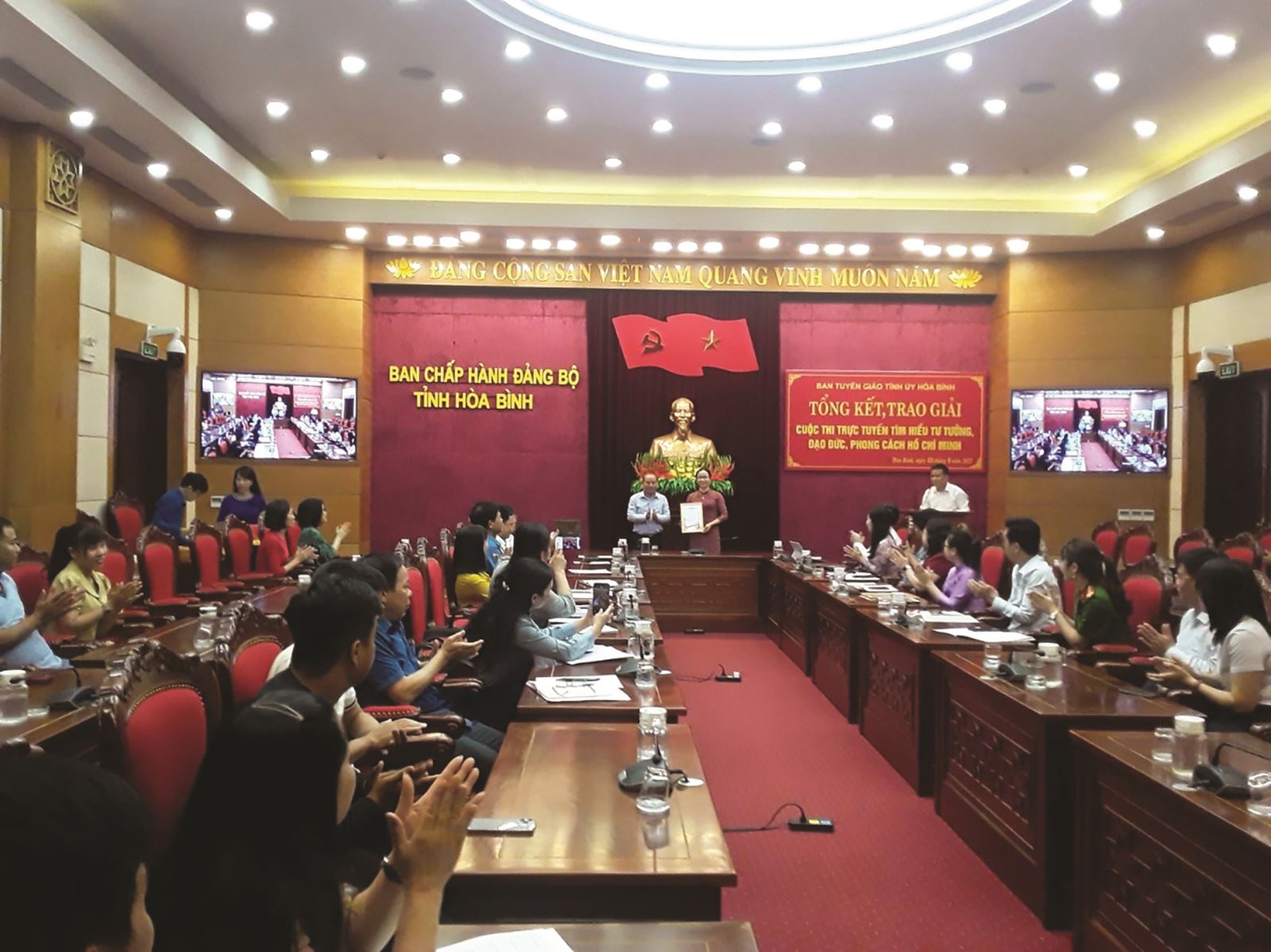HÒA BÌNH: Trao giải cuộc thi trực tuyến Tìm hiểu tư tưởng, đạo đức, phong cách Hồ Chí Minh 