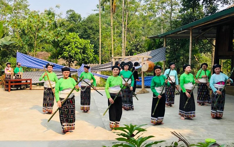 Vốn văn hóa cộng đồng trong phát triển du lịch: trường hợp người Thái ở bản Mạ (Thường Xuân, Thanh Hóa)
