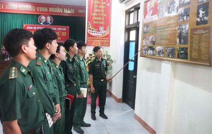 Vai trò của sĩ quan trẻ ở các học viện, trường sĩ quan quân đội trong phòng, chống suy thoái về tư tưởng đạo đức, lối sống hiện nay
