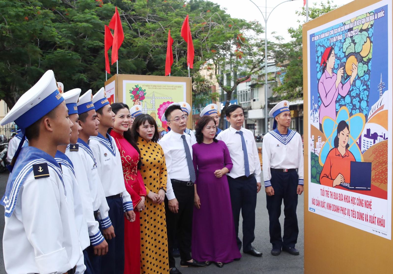 Khai mạc triển lãm và trao giải tranh cổ động kỷ niệm 75 năm Ngày Chủ tịch Hồ Chí Minh ra Lời kêu gọi thi đua ái quốc