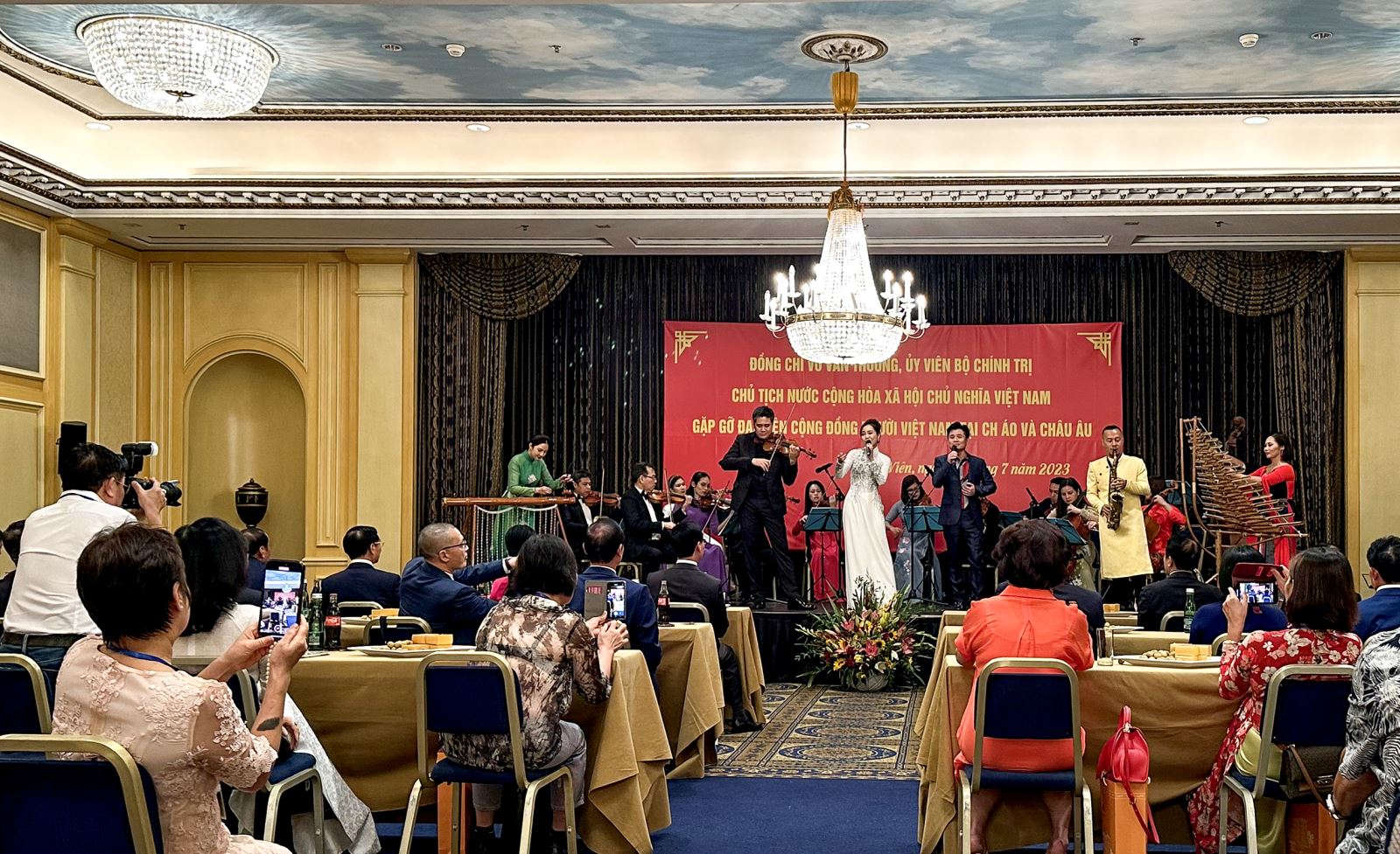 Món quà nghệ thuật đặc biệt của Chủ tịch nước dành tặng kiều bào tại Áo và châu Âu