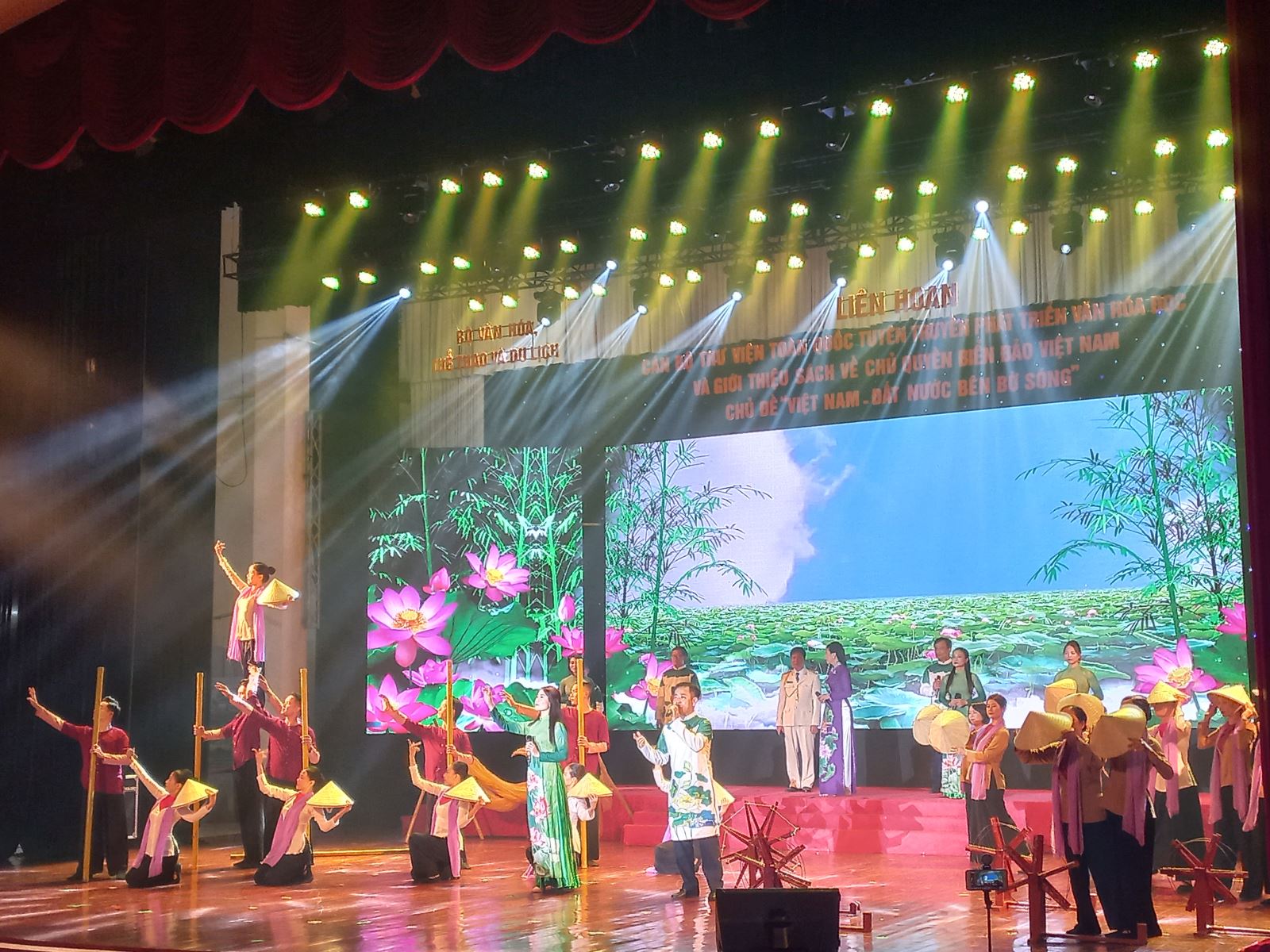 Phong phú sắc màu, tuyên truyền sâu rộng sách về chủ quyền biển, đảo