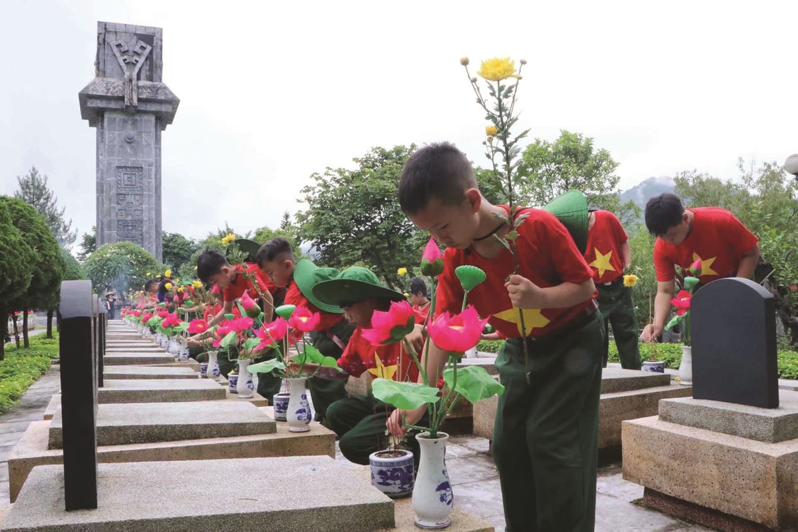 Tên các anh, các chị đã thành tên đất nước