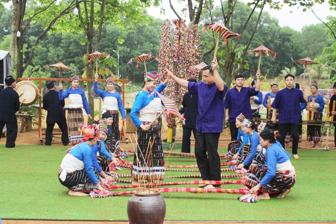 Bảo tồn và phát huy giá trị văn hóa tộc người qua hoạt động trình diễn tại Làng Văn hóa - Du lịch các dân tộc Việt Nam