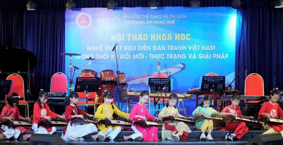 Cây đàn tranh được xem là mạch máu kết nối các bộ phận, tạo nên một cơ thể âm nhạc truyền thống hoàn chỉnh, lột tả được tiếng nói, tâm tư tình cảm, tinh thần thẩm mỹ của người Việt thông qua tiếng vuốt nhấn luyến đầy tinh tế. Qua quá trình giảng dạy đàn tranh tại Học viện Âm nhạc Huế, chúng tôi nhận thấy, có một số vấn đề liên quan đến nghệ thuật biểu diễn đàn tranh thông qua nhận thức thẩm mỹ âm nhạc truyền thống cần được Nhà nước quan tâm hơn, đưa ra các cơ chế chính sách hỗ trợ nhằm nâng cao nhận thức thẩm mỹ âm nhạc truyền thống trong đời sống văn hóa tinh thần của cộng đồng.