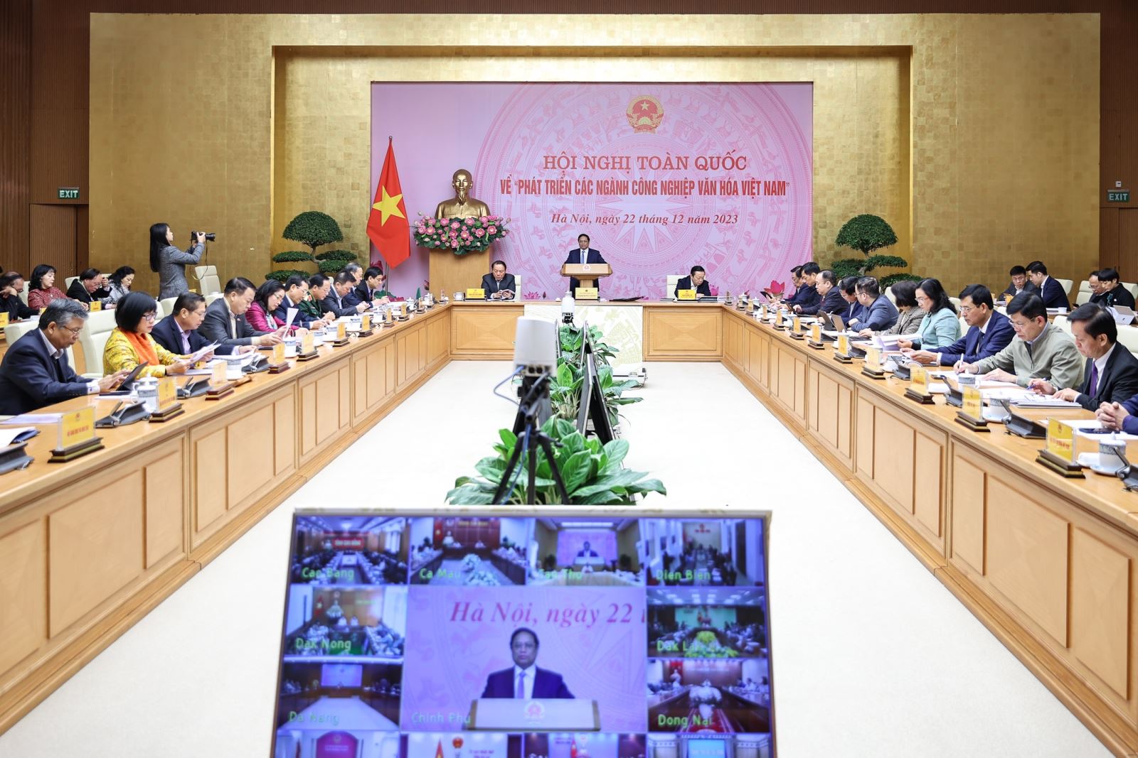  Hoàn thiện thể chế, xây dựng cơ chế, chính sách ưu đãi phát triển các ngành công nghiệp văn hóa 