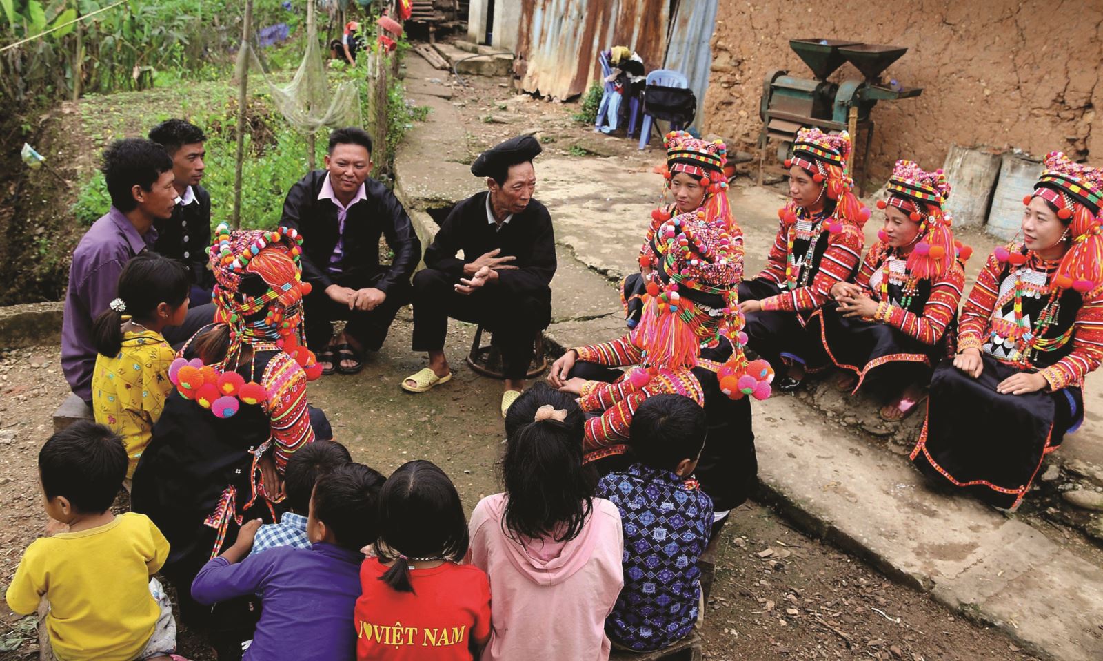 Với sự mê hoặc của “nàng tiên nâu”, Pờ Lóng Tơ (sinh năm 1955) người dân tộc Hà Nhì ở bản Mù Cả, xã Mù Cả, huyện Mường Tè (Lai Châu) tưởng chừng như đã bị chôn vùi bởi món cơm đen. Nhưng rồi dưới ánh sáng của Đảng, của Bác Hồ và nghị lực phi thường của bản thân, ông đã trở thành Nghệ nhân Ưu tú, đi khắp các bản mường người Hà Nhì để truyền dạy bản sắc của dân tộc mình cho thế hệ trẻ.
