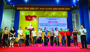 Huyện Ba Vì (TP Hà Nội) có 7 xã miền núi gồm: Khánh Thượng, Minh Quang, Ba Vì, Ba Trai, Tản Lĩnh, Vân Hòa và Yên Bài với 76 thôn, là nơi sinh sống tập trung của đồng bào dân tộc thiểu số.
Diện tích tự nhiên của Ba Vì là 19.943ha; dân số : 77.489 người, trong đó đồng bào dân tộc thiểu số có 28.757 người (chiếm khoảng 37,1% dân số
vùng dân tộc). Những năm qua, việc bảo tồn và phát huy bản sắc văn hóa dân tộc của đồng bào dân tộc thiểu số luôn được huyện Ba Vì coi trọng, góp phần tích cực vào sự nghiệp xây dựng, củng cố khối đại đoàn kết toàn dân, nâng cao dân trí, giảm nghèo tại địa phương.
