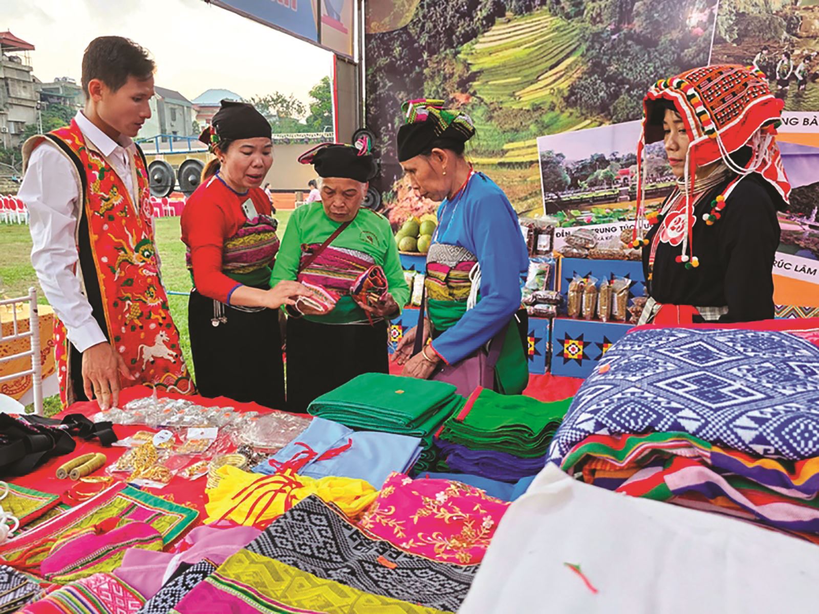 Đa sắc màu văn hóa trong Liên hoan Văn hóa Văn nghệ dân gian - Phiên chợ vùng cao và Lễ hội văn hóa “Hương sắc vùng cao” 