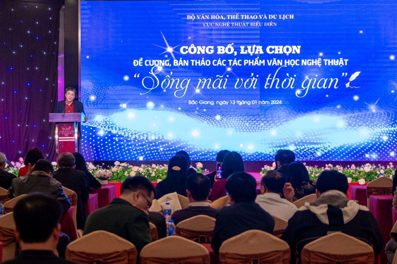 Công bố, lựa chọn đề cương, bản thảo các tác phẩm văn học nghệ thuật “Sống mãi với thời gian”