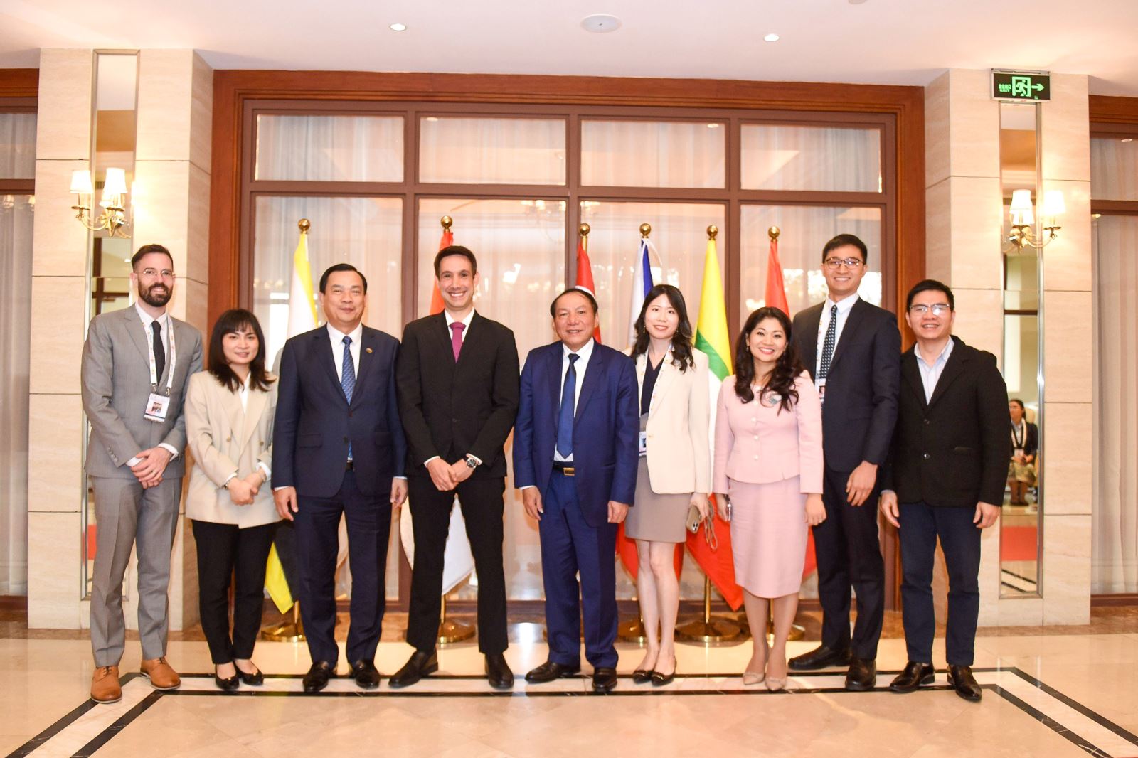 Tiếp nối các hoạt động trong chuyến thăm Lào và tham dự Hội nghị Bộ trưởng Du lịch ASEAN, Bộ trưởng Bộ VHTTDL Nguyễn Văn Hùng đã có cuộc tiếp và làm việc với ông Omri Morgenshtern, Giám đốc điều hành Công ty Agoda trong chiều ngày 24-1, tại thủ đô Viêng Chăn.