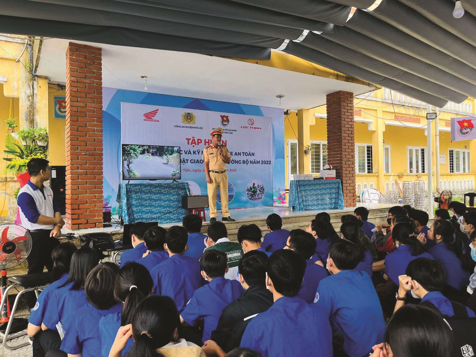 Bất luận ở thời đại nào, tuổi trẻ bao giờ cũng sống giàu tình cảm, có hoài bão lớn, luôn rạo rực ước mơ vươn tới những điều tốt đẹp, có niềm tin tất thắng về một tương lai tươi sáng. Tuy nhiên, những thói quen chưa tốt vẫn đang tồn tại, hiện hữu trong đời sống thường nhật của giới trẻ như: nói tục, chửi thề… cần sớm được loại bỏ để góp phần gìn giữ nét đẹp văn hóa của dân tộc.
