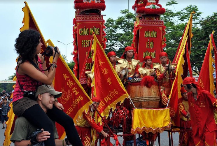 Văn hóa và du lịch có quan hệ chặt chẽ với nhau. Văn hóa là nguồn vốn, tài nguyên vô giá cho du lịch phát triển. Phát triển du lịch hiện nay phải trên nguyên tắc phát triển bền vững, góp phần bảo vệ và phát huy các giá trị của văn hóa và bảo vệ môi trường sinh thái. Du lịch muốn trở thành điểm hẹn của khách du lịch, chúng ta phải coi trọng xây dựng môi trường văn hóa lành mạnh ở các điểm du lịch, lấy con người văn hóa là trung tâm cho phát triển du lịch.