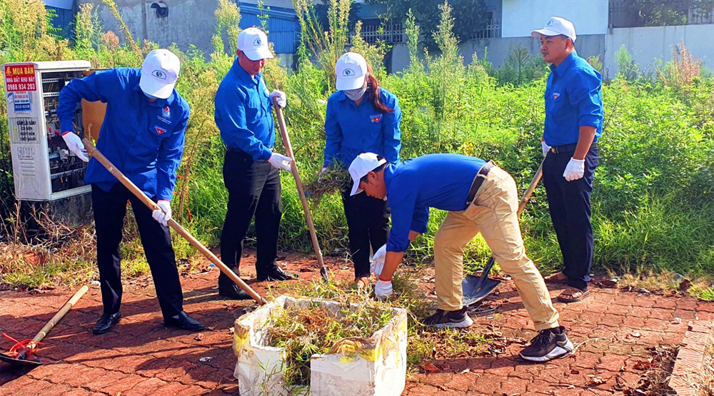 Luật Bảo vệ môi trường (BVMT) năm 2020 đã nêu rõ: Xã hội hóa (XHH) công tác BVMT vừa là chính sách, vừa là công cụ hữu hiệu để Nhà nước thực hiện sự quản lý trong lĩnh vực môi trường. Những năm qua, XHH công tác BVMT của tỉnh Bắc Ninh đã góp phần quan trọng vào giữ gìn môi trường xanh - sạch - đẹp; tuy nhiên, tình trạng ô nhiễm môi trường vẫn là một bài toán nan giải, do đó việc đẩy mạnh XHH công tác BVMT của tỉnh là vấn đề vừa lâu dài, vừa mang tính cấp bách, là quyền, nghĩa vụ và trách nhiệm của mọi tổ chức, cộng đồng dân cư và từng cá nhân.