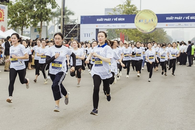 Gia đình đóng vai trò rất quan trọng trong việc giáo dục con người. Mỗi con người phát triển toàn diện cả về thể chất và tinh thần hay không phụ thuộc rất nhiều vào việc giáo dục trong gia đình. Trong các lứa tuổi, vị thành niên là giai đoạn đặc biệt trong quá trình phát triển của con người, có sự thay đổi mạnh mẽ cả về thể chất, tinh thần, tư duy, tình cảm, hành vi ứng xử...; là giai đoạn chuyển tiếp giữa tuổi thiếu nhi và tuổi trưởng thành. Giáo dục, chăm sóc sức khỏe vị thành niên luôn là vấn đề cần được các bậc cha mẹ quan tâm và dành nhiều thời gian cho việc này, bởi lẽ có khỏe về thể chất, con người mới vững về tinh thần, tạo niềm cảm hứng học tập, làm việc, lao động, hướng đến xây dựng một đời sống văn hóa lành mạnh.