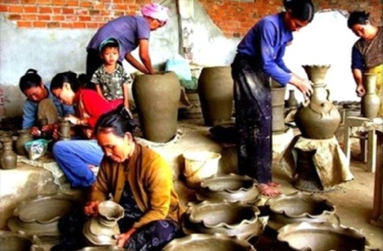 Làng nghề truyền thống là nơi sản xuất ra các sản phẩm thủ công độc đáo, tinh xảo mang đậm bản sắc văn hóa của từng dân tộc, từng vùng miền. Làng nghề gốm truyền thống của người Chăm duy nhất ở Việt Nam cho ra đời những sản phẩm đất nung bằng các công cụ sản xuất thô sơ từ bàn tay tài hoa của những người phụ nữ dân tộc Chăm với những nét văn hóa dân gian độc đáo và đã được Tổ chức Giáo dục, Văn hóa và Khoa học Liên hiệp quốc (UNESCO) ghi danh vào Danh sách Di sản văn hóa phi vật thể cần bảo vệ khẩn cấp. Bài viết phân tích sâu sát những đặc trưng của sản phẩm gốm để thấy thực trạng làng nghề hiện nay trước nguy cơ bị mai một, đồng thời đưa ra các giải pháp bảo tồn và phát triển loại hình nghệ thuật gốm truyền thống Chăm này.