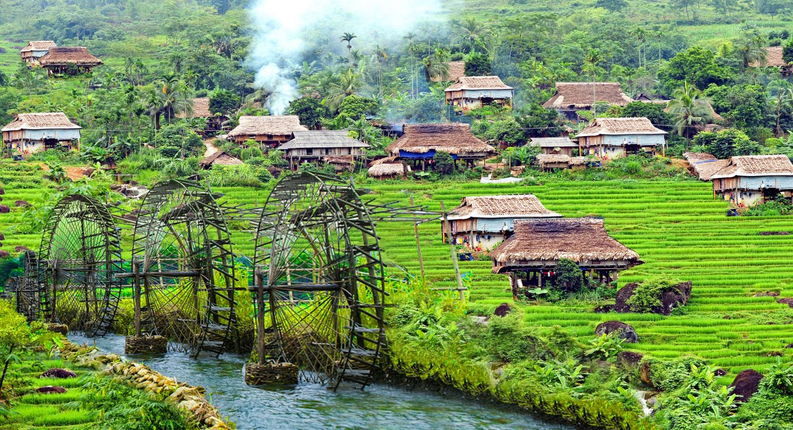 Bá Thước được biết đến là vùng đất cổ, có vị trí quan trọng trong tiến trình hình thành và phát triển tỉnh Thanh Hóa nói riêng, đất nước nói chung từ thời tiền sử. Trải qua quá trình lịch sử hàng nghìn năm, đã bồi đắp và định hình nên truyền thống văn hóa giàu bản sắc cho dải đất miền non cao này. Hương rừng, sắc núi vẫn ẩn hiện, lưu giữ qua nét kiến trúc nhà ở, trang phục, diễn xướng, ẩm thực, lễ tục cưới xin, ma chay, tín ngưỡng thờ cúng thần linh, văn học dân gian, lễ hội, tiếng nói chữ viết, trò chơi trò diễn... tạo nên dấu ấn, sắc thái văn hóa của địa phương.  