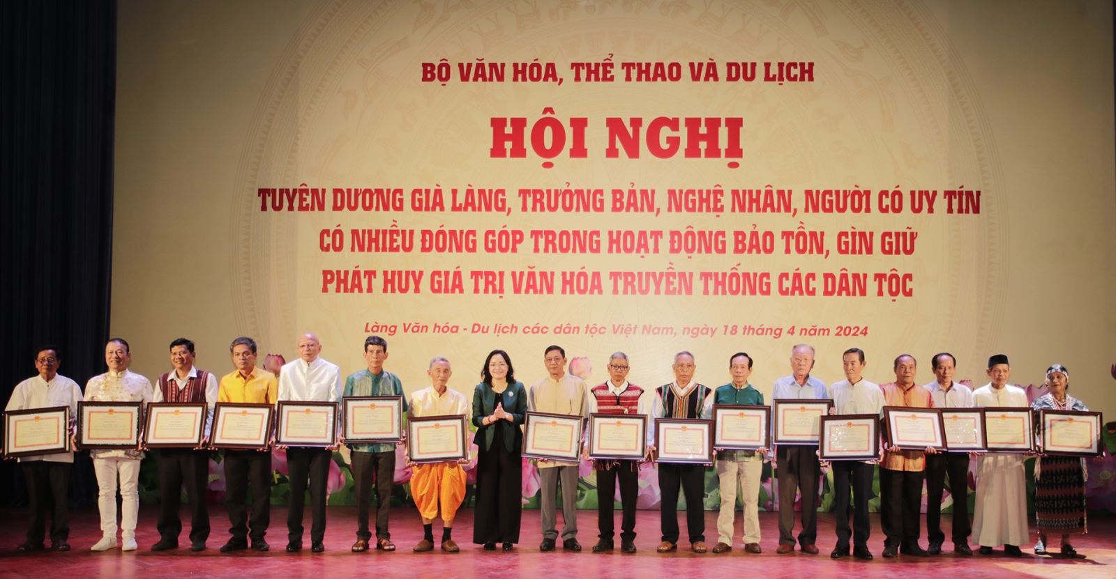 Vinh danh những người "giữ lửa" cho văn hóa truyền thống các dân tộc