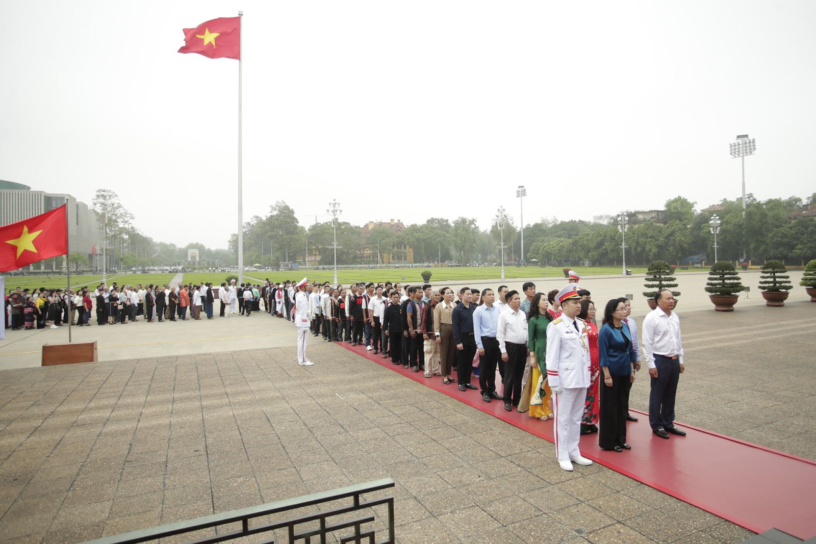 Nghệ nhân, đại diện đồng bào đang hoạt động hằng ngày tại Làng VH-DL các dân tộc Việt Nam báo công dâng Bác