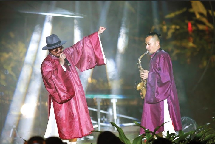 Các bài hát của cố nhạc Trịnh Công Sơn được trình diễn cùng với áo ngũ thân trong đêm nhạc Mưa hồng tại khu nghỉ dưỡng Amour (vườn quốc gia Ba Vì, Hà Nội), đã tạo ra bữa tiệc âm nhạc thỏa mãn mọi giác quan.
