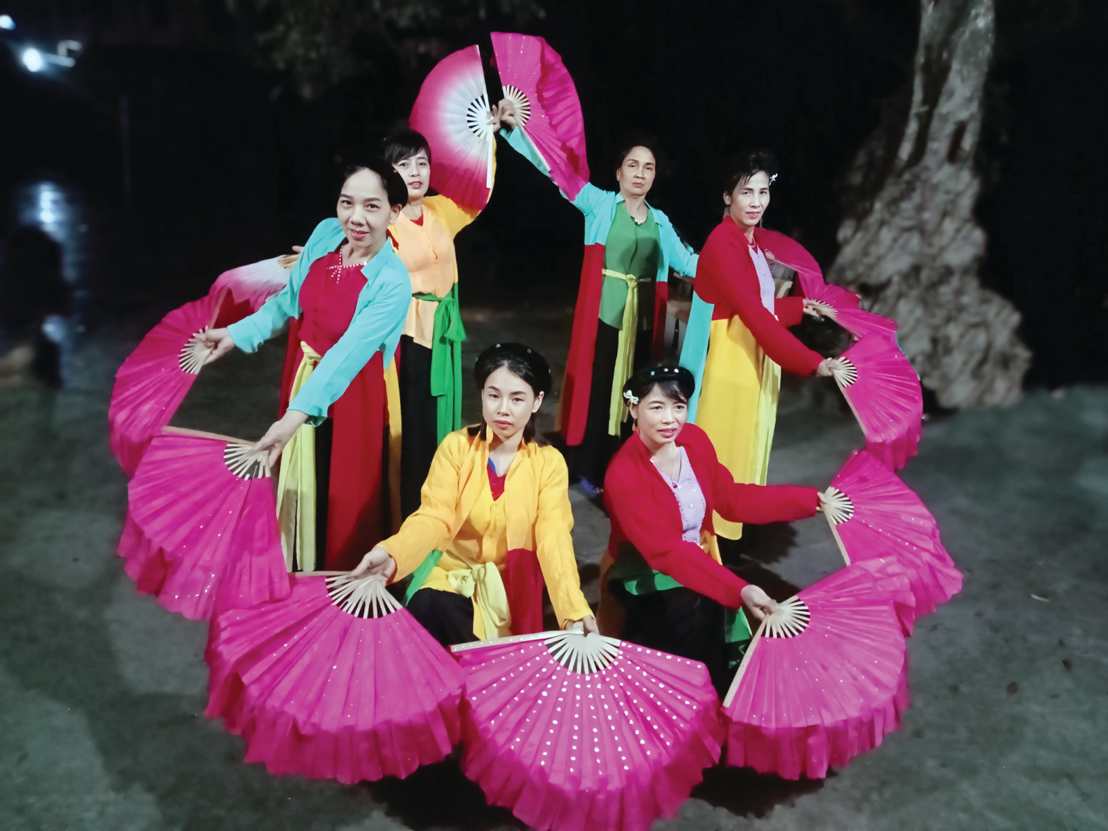 Câu lạc bộ chèo làng Tháp