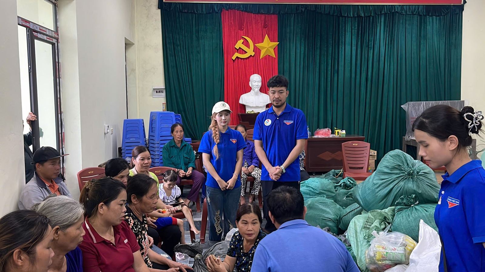 “Áo xanh tình nguyện”: San sẻ yêu thương với đồng bào vùng bão lũ