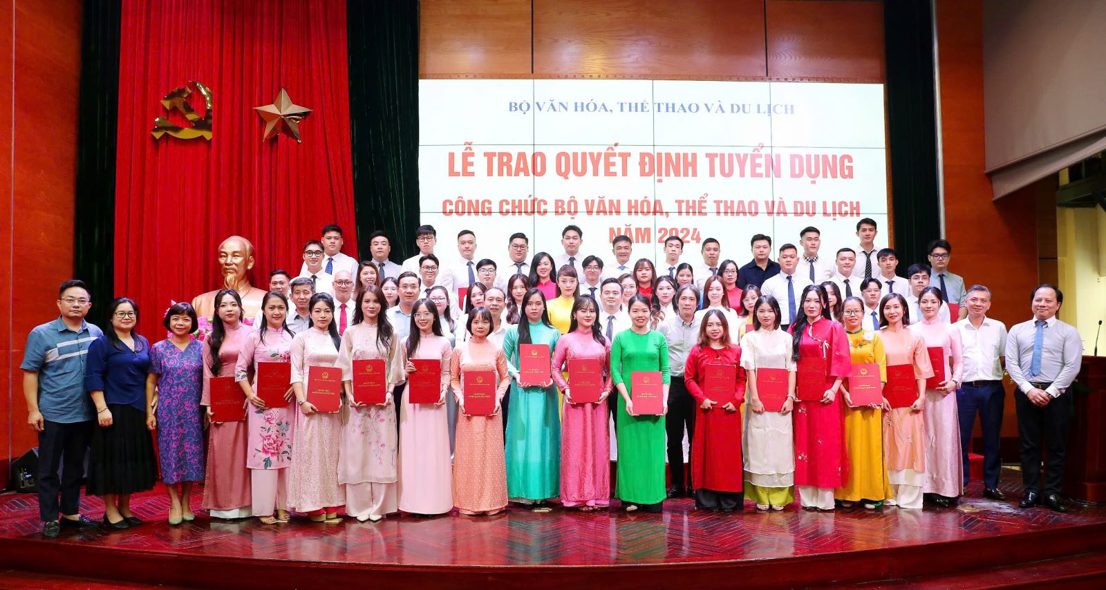55 thí sinh xuất sắc nhất được tuyển dụng trở thành công chức của Bộ VHTTDL