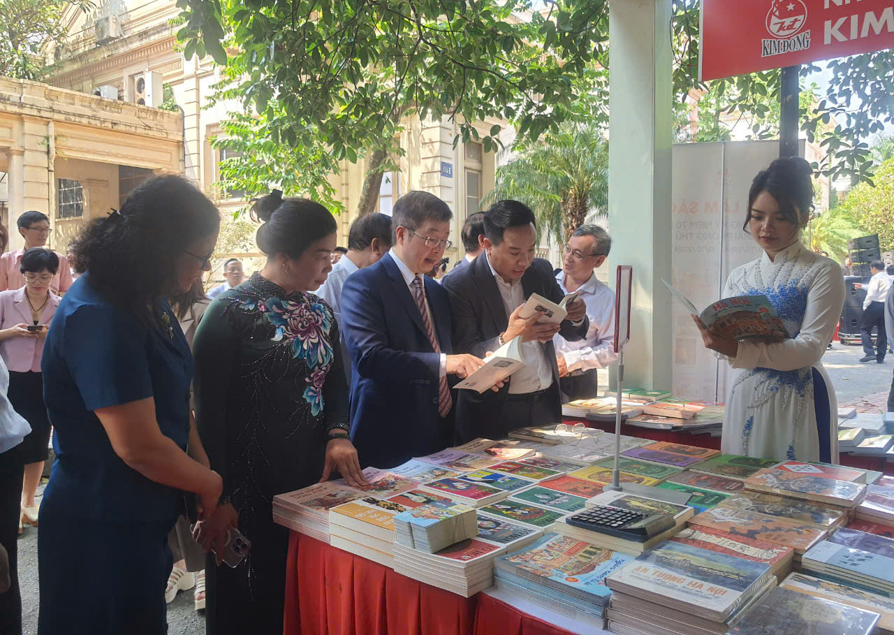 Triển lãm Sách Chào mừng Kỷ niệm 70 năm Ngày Giải phóng Thủ đô