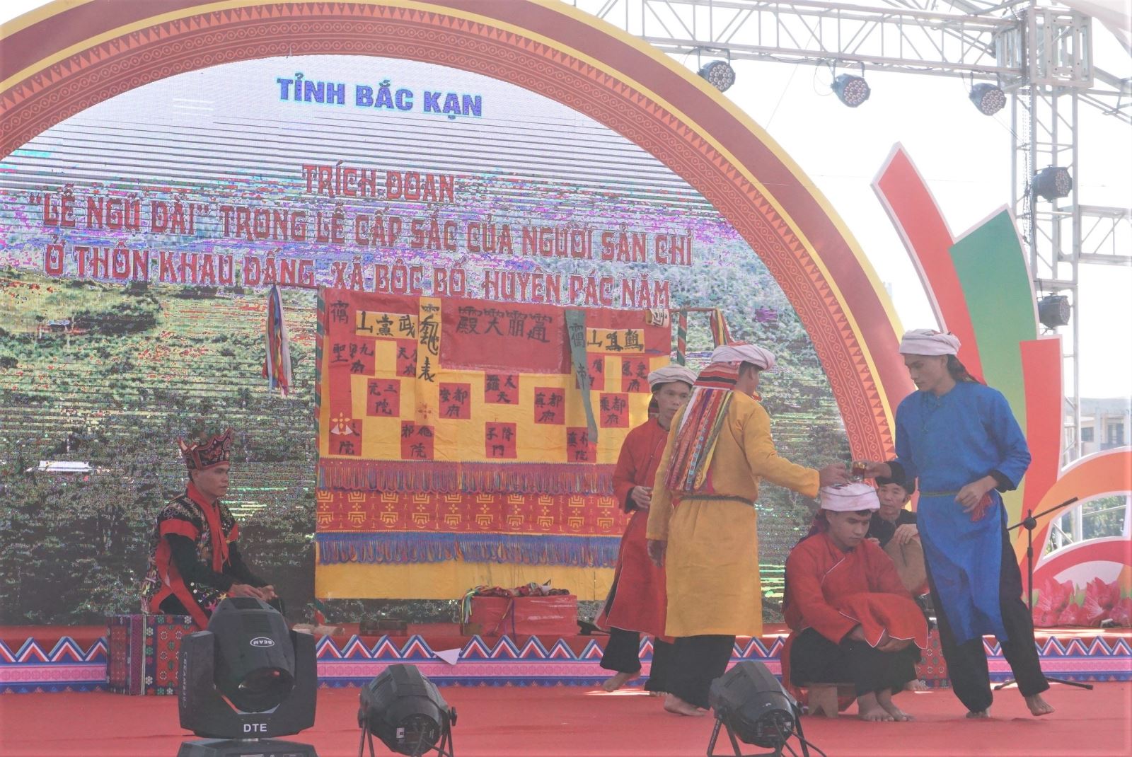 "Lễ ngũ đài" trong lễ "Cấp sắc" của người Sán Chỉ (thôn Khâu Đấng, tỉnh Bắc Kạn)