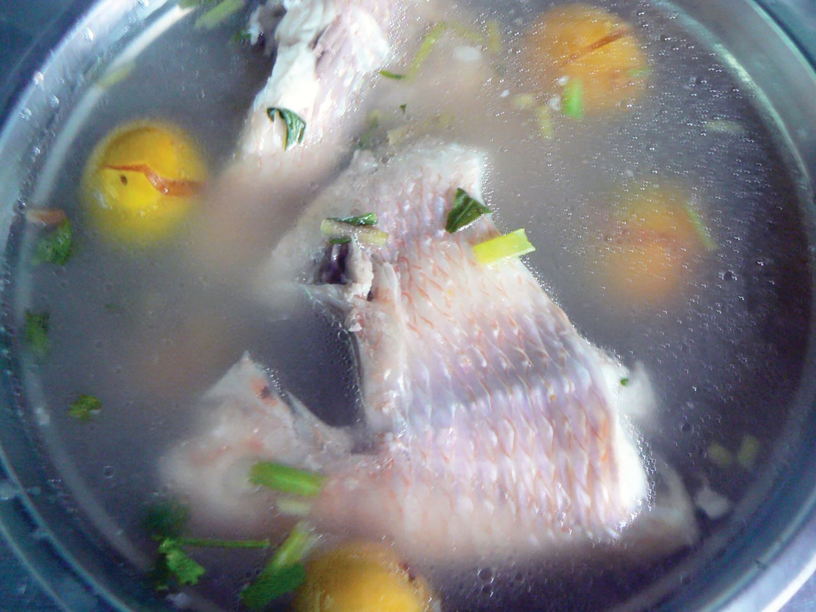 Canh chua cá điêu hông với thanh trà