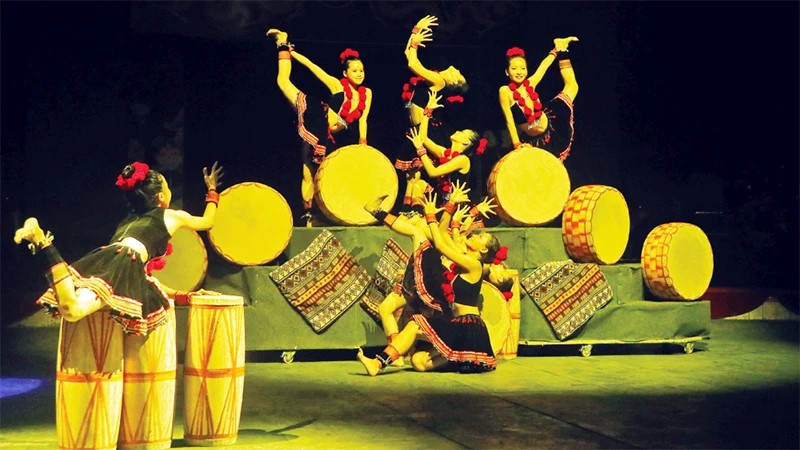  Chính sách hỗ trợ nghệ nhân, nghệ sĩ trẻ tham gia các hoạt động phục vụ phát triển các ngành công nghiệp văn hóa
