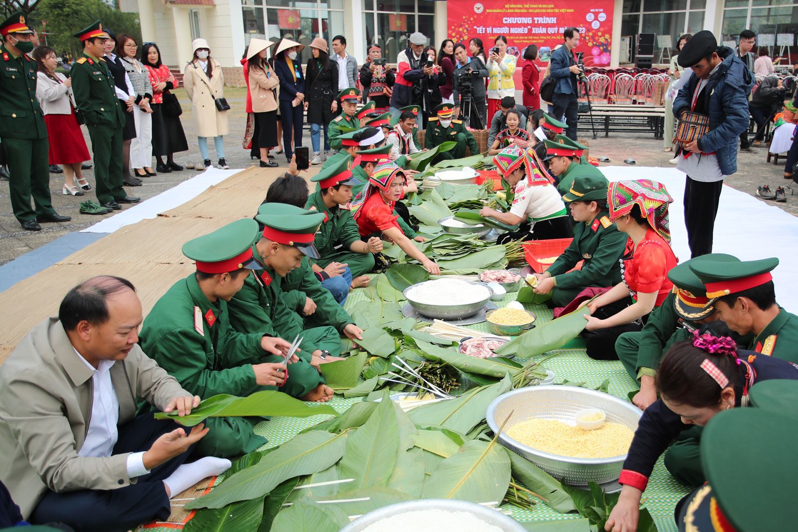 Tổ chức chương trình "Bánh chưng xanh - Tết vì người nghèo" năm 2025 tại Làng VH-DL các dân tộc Việt Nam