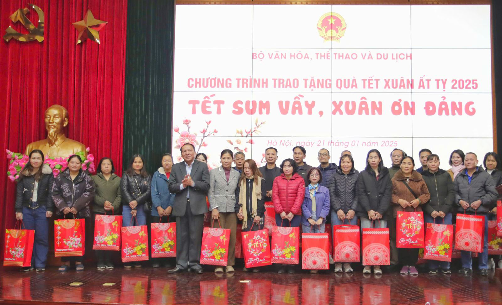 Bộ VHTTDL trao tặng quà Tết cho các đoàn viên, người lao động có hoàn cảnh khó khăn