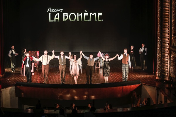 Tóm tắt: La Bohème là một trong những vở nhạc kịch (opera) được yêu thích và trình diễn nhiều nhất của Giacomo Puccini. Vở opera gồm 4 màn, kể về câu chuyện diễn ra ở Paris vào những năm 1830. Mỗi màn tái hiện một giai đoạn trong mối tình của Rodolfo - một nhà văn trẻ với Mimì - một cô thợ may xinh đẹp nhưng yếu đuối và xoay quanh cuộc sống nghèo khó của 4 chàng nghệ sĩ: Rodolfo, Marcello, Schaunard và Colline. Vở nhạc kịch được viết lời bởi Giuseppe Giacosa và Luigi Illica, lấy cảm hứng từ tiểu thuyết Scènes de la Vie de Bohème (Cuộc sống của những người lưu đãng) của nhà văn người Pháp Henri Murger. Tác phẩm ra mắt lần đầu tại Teatro Regio ở Turin, Ý, vào ngày 1-2-1896. Vở opera này không chỉ nổi tiếng bởi cốt truyện cảm động mà còn bởi âm nhạc đầy màu sắc và tinh tế. Bài viết giúp chúng ta khám phá vở opera La Bohème từ các khía cạnh như: bối cảnh lịch sử, cấu trúc, giai điệu, hòa âm cho đến việc sử dụng dàn nhạc và vai trò của âm nhạc trong việc phát triển nhân vật.
