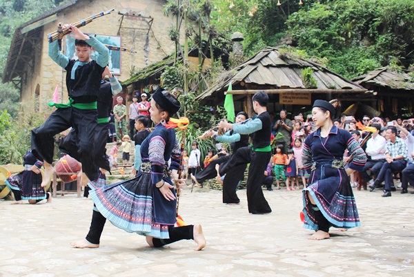 Tóm tắt: Người Mông ở huyện Si Ma Cai và huyện Bắc Hà ở tỉnh Lào Cai sở hữu một kho tàng văn hóa
truyền thống rất phong phú, giàu giá trị nhân văn. Đó là nguồn tài nguyên du lịch độc đáo, hấp dẫn khách
du lịch. Từ việc chỉ ra những thành tựu, hạn chế, nguyên nhân dẫn đến hạn chế trong công tác bảo tồn di
sản văn hóa người Mông ở hai huyện, bài viết đề xuất các giải pháp nhằm nâng cao hiệu quả công tác bảo
tồn văn hóa gắn với phát triển du lịch, đồng thời góp phần giúp người dân và chính quyền địa phương, phát
triển kinh tế, văn hóa xã hội.