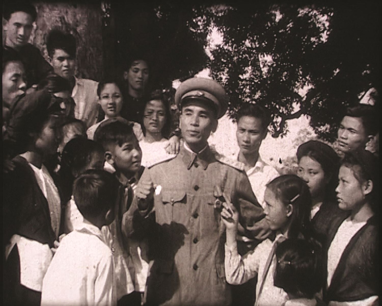 Với những đặc trưng của thể loại, điện ảnh tài liệu đã luôn đồng hành cùng quân và dân cả nước, phản ánh trực diện nhất những biến cố của lịch sử trong cuộc kháng chiến chống Mỹ cứu nước. Những nghệ sĩ làm phim tài liệu như những người chiến sĩ mà mỗi bộ phim là một chiến công, không ít người trong số họ đã mãi mãi nằm lại chiến trường như những người lính đã hy sinh thân mình để góp phần vào ngày toàn thắng, non sông thống nhất 30/4/1975.