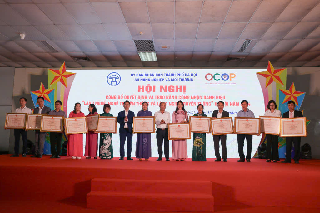 Hà Nội trao quyết định cho 14 làng nghề truyền thống và chứng nhận sản phẩm OCOP cấp thành phố
